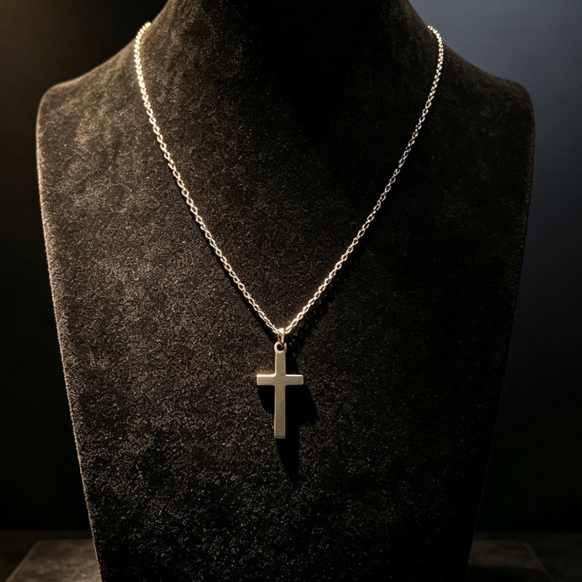 Minimalistiskt kors-halsband i titan