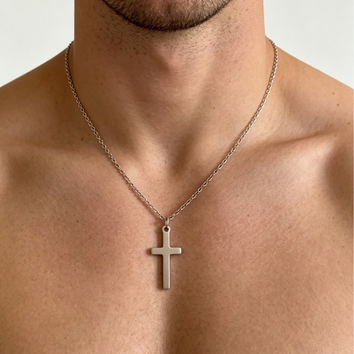 Minimalistiskt kors-halsband i titan